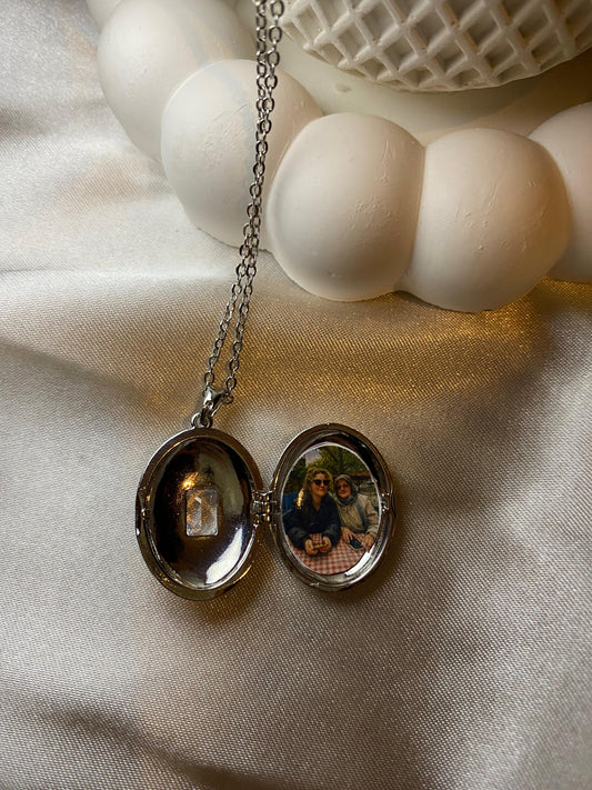 Kişiye Özel Fotoğraflı Taşlı Oval Kolye